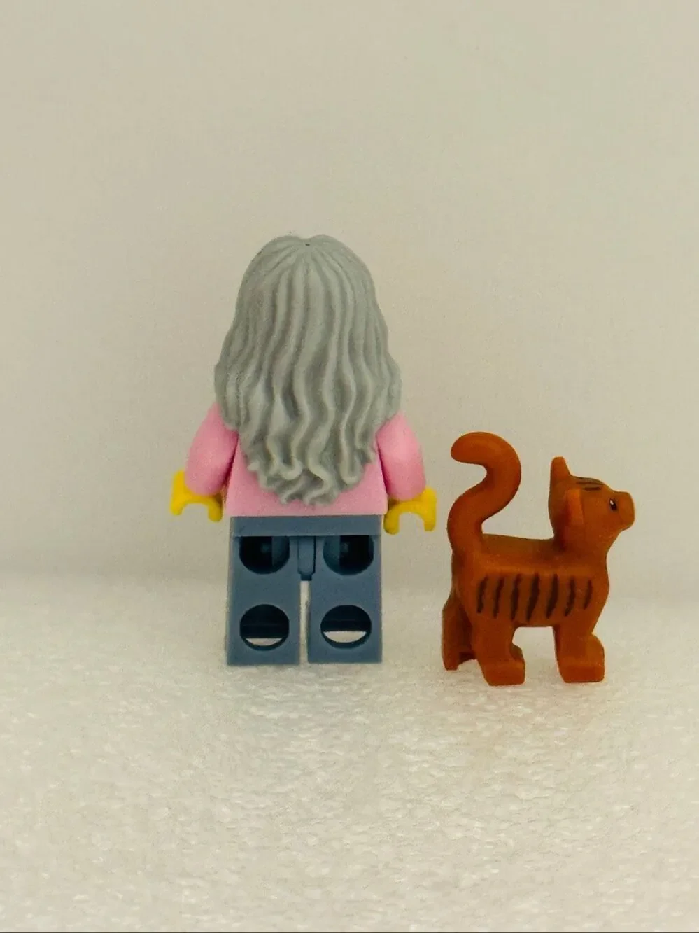LEGO Mrs Scratchen Post & Cat LEGO Movie Minifigure 71004 Retired Crazy Cat Lady